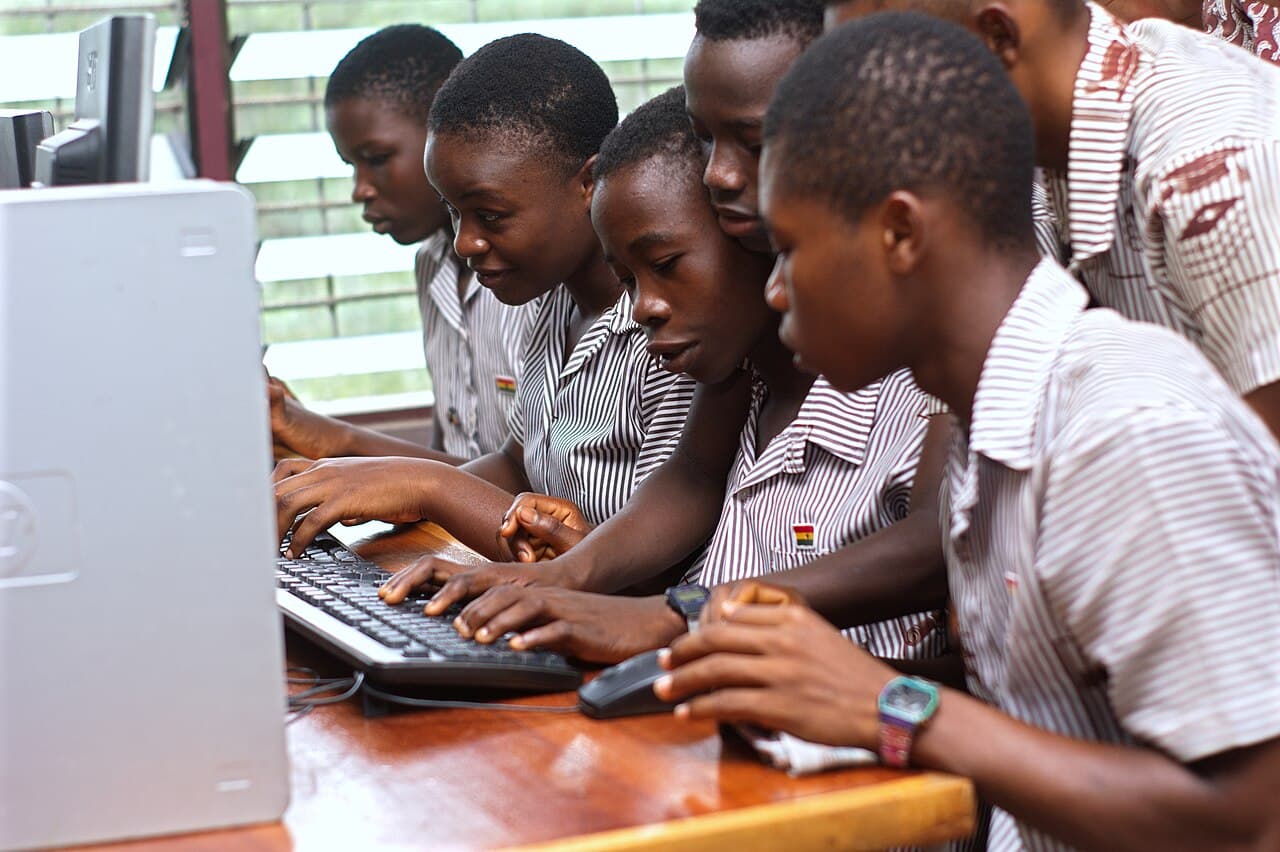 High school students using a computer together in GetLeaning