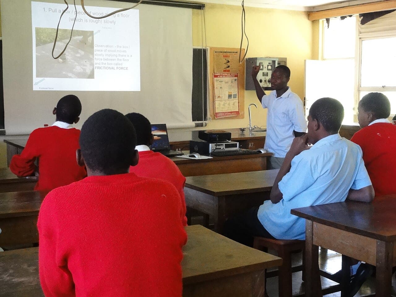 A high school lesson shown on a projector in GetLeaning